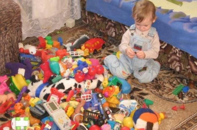 Игрушки сломаны замасленный фартук. Разбросанные игрушки. Много игрушек. Ребенок разбрасывает игрушки. Разбросанные игрушки в детском саду.