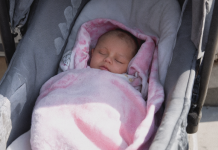 Je suis devenue mère porteuse pour ma sœur et son mari… et quelques jours après l’accouchement, ils ont laissé le bébé devant ma porte