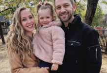 Nous avions accueilli une petite fille de quatre ans dans notre famille. Un mois après son arrivée, elle s’est approchée de moi, ses grands yeux brillants fixés sur les miens, et m’a chuchoté d’une voix grave et sérieuse : — « Maman, ne fais pas confiance à papa. »