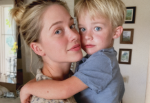 Nous avons accueilli dans notre famille un petit garçon de trois ans. Le soir même, mon mari a voulu lui donner son premier bain. Mais à peine l’enfant installé dans l’eau, il a poussé un cri de surprise :  — « Mon Dieu… il faut le ramener ! »