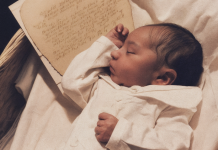 Après un long voyage d’affaires, il franchit la porte de son appartement, encore fatigué par les heures de vol. La valise à la main, il s’attendait à retrouver le silence habituel des lieux. Mais en entrant dans le salon, il se figea.