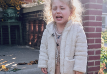 Notre fille de quatre ans faisait des scènes terribles chaque fois qu’il était l’heure de partir pour la garderie. Elle criait, se roulait par terre, pleurait sans fin… Nous pensions qu’il s’agissait de simples caprices ou d’une difficulté passagère à se séparer de nous. Mais le jour où nous avons enfin compris la véritable raison de ces crises, nous sommes restés sans voix.