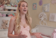 Ma belle-sœur, enceinte, est venue s’installer chez nous peu de temps après que j’ai vécu la douleur d’une mortinaissance. J’étais encore brisée, mais mon mari a commencé à la traiter comme une véritable reine, comme si tout tournait autour d’elle. Je tentais de garder le silence, de ravaler mes blessures et de supporter cette situation… jusqu’au jour où un détail anodin, la fameuse goutte d’eau, a tout fait éclater.