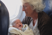 Un homme m’a forcée à quitter mon siège pendant un vol sous prétexte que ma petite-fille pleurait. Il n’avait cependant aucune idée de la personne qui allait s’installer à ma place…