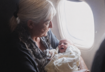 Un homme m’a fait quitter mon siège pendant un vol parce que ma petite-fille pleurait. Ce qu’il ignorait, c’est la personne qui allait s’asseoir à ma place…