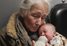 Un homme fortuné m’a humiliée en nous chassant des urgences, alors que je tenais ma petite-fille en larmes dans mes bras. Mais, au moment où je pensais être totalement seule face à cette injustice, un véritable héros est apparu…