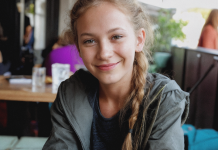 La fille de mon mari avait eu un grave accident, et les médecins avaient recommandé une thérapie spécialisée extrêmement coûteuse. Sans hésiter, nous avons commencé à envoyer chaque mois une somme importante, convaincus que cet argent servait à couvrir ses soins et à l’aider à retrouver une vie normale.