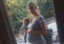 La maîtresse de mon mari s’est un jour présentée à ma porte, un bébé dans les bras, et m’a lancé froidement que je devrais préparer mes affaires et aller vivre à l’hôtel.