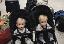 Mon mari a décidé de voyager en classe affaires en cachette, me laissant seule en classe économique avec nos jumeaux turbulents. Il pensait sans doute passer un vol tranquille, loin des pleurs et des couches à changer. Mais ce qu’il n’avait pas prévu, c’est que le destin allait lui réserver une petite revanche…