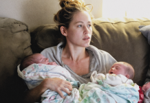 Mon mari était censé être en voyage d’affaires juste avant Noël. Il m’avait dit qu’il devait absolument partir, que c’était une opportunité qu’il ne pouvait pas refuser. J’ai donc passé la soirée du réveillon seule, pensant à lui, me convainquant que tout cela en valait la peine.