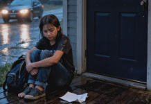 Ma fille de onze ans est rentrée de l’école trempée jusqu’aux os. Sa clé ne tournait plus dans la serrure — comme si, soudain, la porte de notre propre foyer refusait de la reconnaître. Elle est restée sur le palier, sous la pluie battante, pendant cinq longues heures.