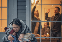 Après six heures de route, avec mes enfants qui somnolaient encore à l’arrière, j’ai enfin atteint la maison familiale, certaine de leur faire une belle surprise pour Thanksgiving. J’ai frappé, le cœur léger.