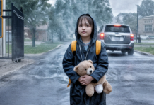À la sortie de l’école, ils m’ont brisée. Mes parents ont baissé la vitre de leur voiture, ont regardé ma fille de six ans… et lui ont lancé d’un ton méprisant : « Rentre chez toi sous la pluie. Comme un chien qu’on laisse dehors. »