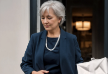 Quand j’ai appelé pour connaître la date de la cérémonie, ma fille a éclaté de rire. — Oh, Maman… le mariage est déjà passé. On n’a invité que ceux qui comptaient vraiment pour nous. Envoie simplement les clés de la maison au bord de la mer, et arrête d’en faire toute une histoire.