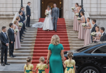 Il avait convié son ex-femme fauchée à son mariage pour la ridiculiser devant tout le monde… mais le jour venu, elle est arrivée en limousine, accompagnée de leurs triplés.