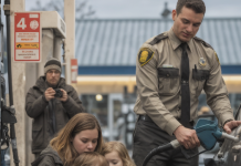 Un après-midi mordant, une femme attendait sous les néons tremblants d’une station-service, les mains gelées agrippant celles de ses deux petits qui restaient collés à elle pour se réchauffer