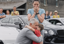 Pendant dix ans, j’ai été la risée du village. Les voisins baissaient la voix dès que je passais, mais leurs mots, eux, me frappaient en plein cœur : “fille facile”, “son enfant n’a même pas de père”. Ils me pointaient du doigt, riaient dans leur barbe, persuadés que leur mépris avait plus de poids que ma dignité.