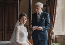 Le soir de mon mariage, mon beau-père a discrètement glissé mille dollars dans ma main en chuchotant : « Si tu tiens à ta peau, pars et ne te retourne pas. »