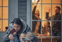 Après six longues heures à conduire avec mes enfants sur la banquette arrière, j’étais enfin devant la maison familiale, certaine de faire une entrée émouvante pour Thanksgiving. J’ai frappé, le cœur léger.