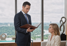 Il la trompait, et elle a choisi de garder le silence, comme si elle n’avait rien remarqué. Mais le jour où il lui a posé les papiers du divorce entre les mains, elle a retourné le jeu d’un seul geste, le laissant sans voix.