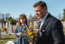 Pendant huit années entières, je n’ai jamais eu le courage de revenir me recueillir sur la sépulture de ma mère. Et lorsque j’ai enfin fait ce voyage, je ne m’attendais pas à croiser un enfant dont la présence allait bouleverser ma manière de voir la vie — et me donner une raison nouvelle d’avancer autrement.