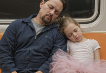 Un homme que je n’avais jamais vu a discrètement pris un cliché de ma fille et de moi dans le métro. Le jour suivant, il s’est présenté chez moi, a frappé à la porte et a lancé d’une voix froide : « Fais le sac de ta petite. »