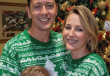 Mon mari a reçu un cadeau de Noël envoyé par son premier amour. Il l’a ouvert devant nous, au milieu du salon encore parfumé de sapin et de cannelle.