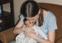 Au réveil, cette mère célibataire est allée voir son petit garçon… et a découvert avec stupeur qu’il avait déjà mangé et qu’on lui avait changé sa couche.