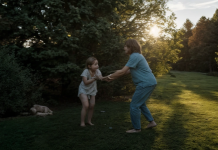 Quand j’ai compris que la silhouette près de la lisière, c’était ma fille, je courais déjà.