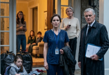 Ma fille de 11 ans est rentrée de l’école et sa clé n’entrait plus dans la porte—elle est restée assise quatre heures sous la pluie tandis que ma mère regardait la télévision à l’intérieur, puis elle a dit : “Nous avons voté. Ce n’est plus ta maison.”