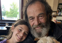 Ma fille de 10 ans a dépensé ses derniers sous pour acheter un déjeuner à un sans-abri — le lendemain matin, il est apparu à notre porte et a murmuré des mots qui ont tout bouleversé dans ce que je croyais savoir.