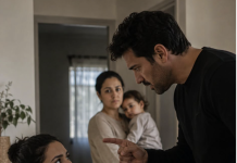 « Ma sœur a des enfants, donc la maison de campagne lui est toujours ouverte. Personne ne t’a demandé ton avis », déclara Ilya sans même essayer de baisser la voix.